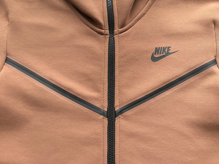 NIKE TECH FLEECE – BROWN CREAM (FULL)